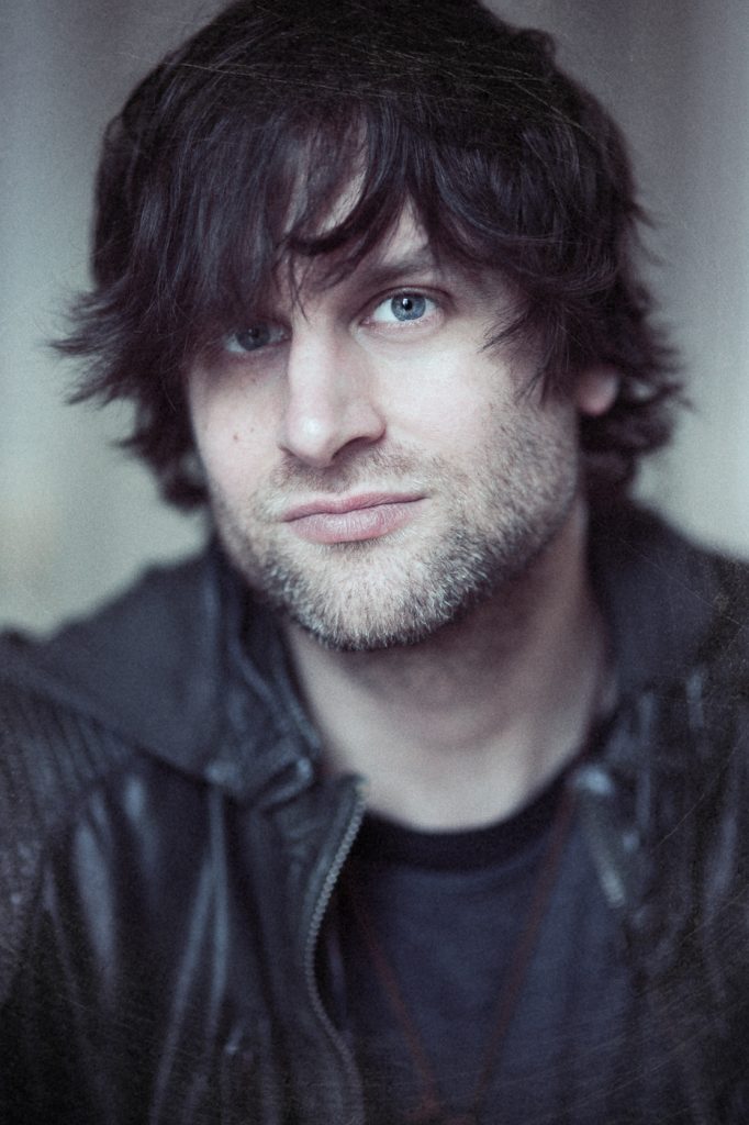 Portrait von René Lüdke, professioneller Fotograf für Boudoir- und Aktfotografie in Hamburg