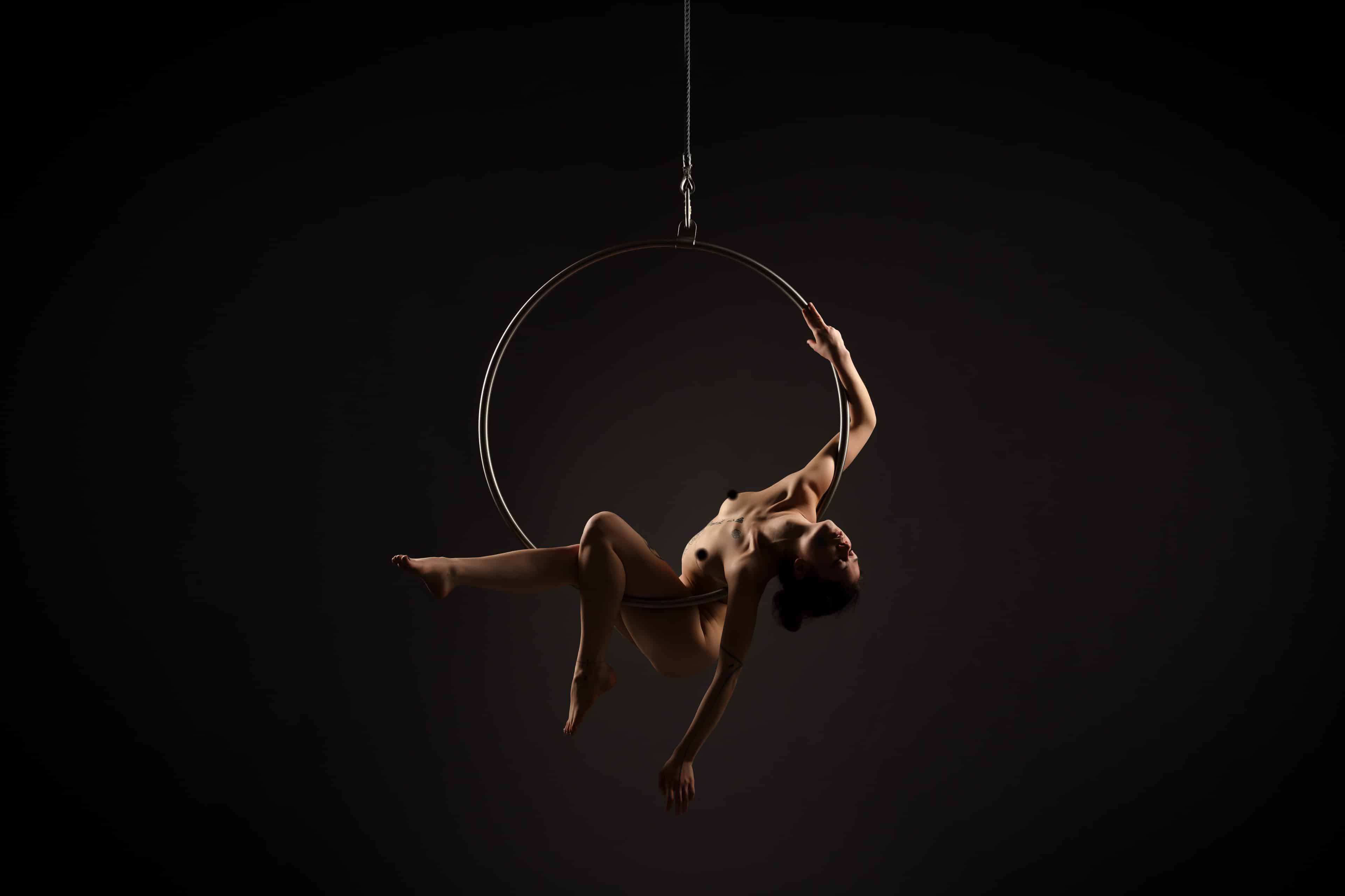 Aktfotoshooting in Hamburg – Frau künstlerisch im Edelstahl-Luftring (Aerial Ring) inszeniert