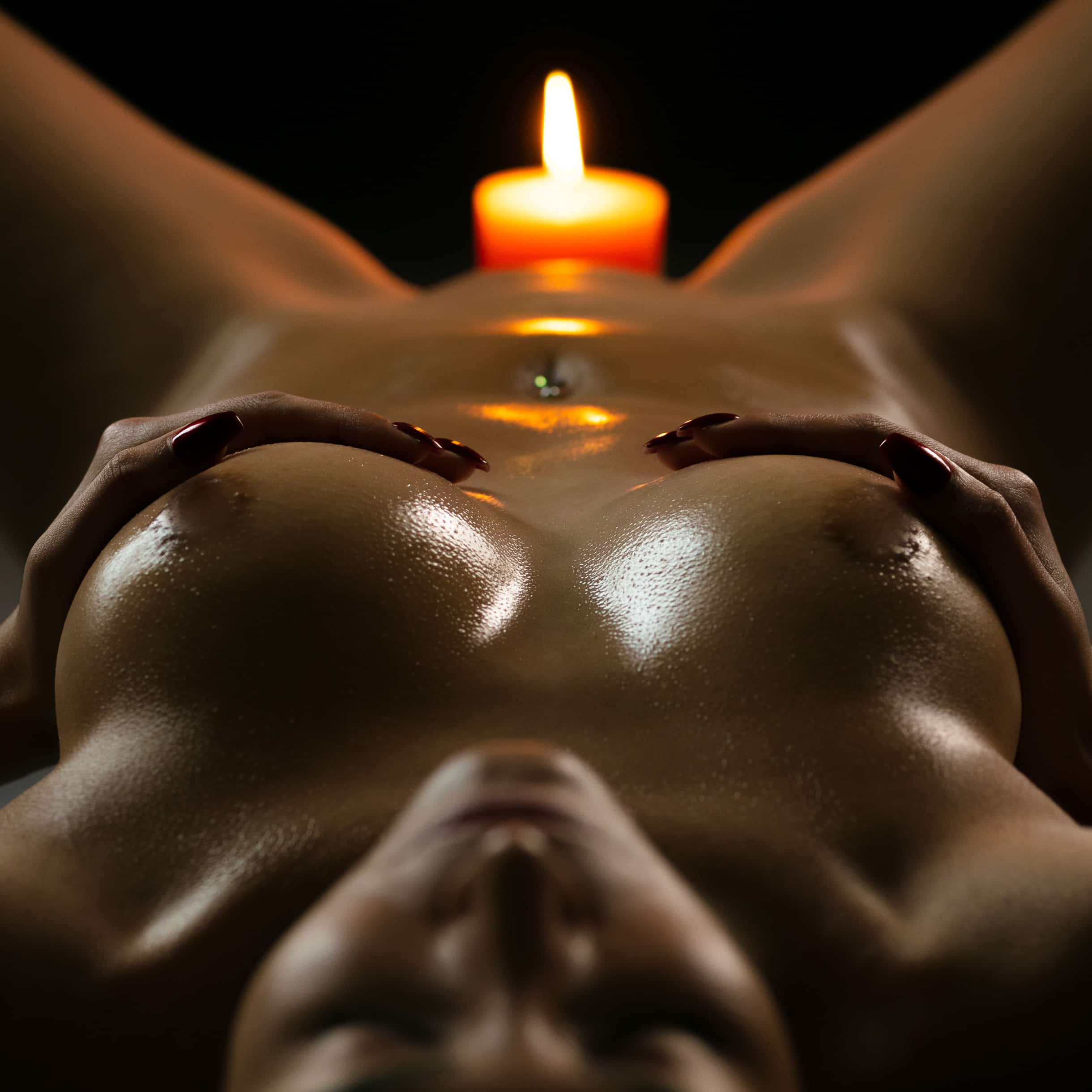 Gold Bodylighting mit Kerzenlicht – künstlerische Aktfotografie René Lüdke Hamburg