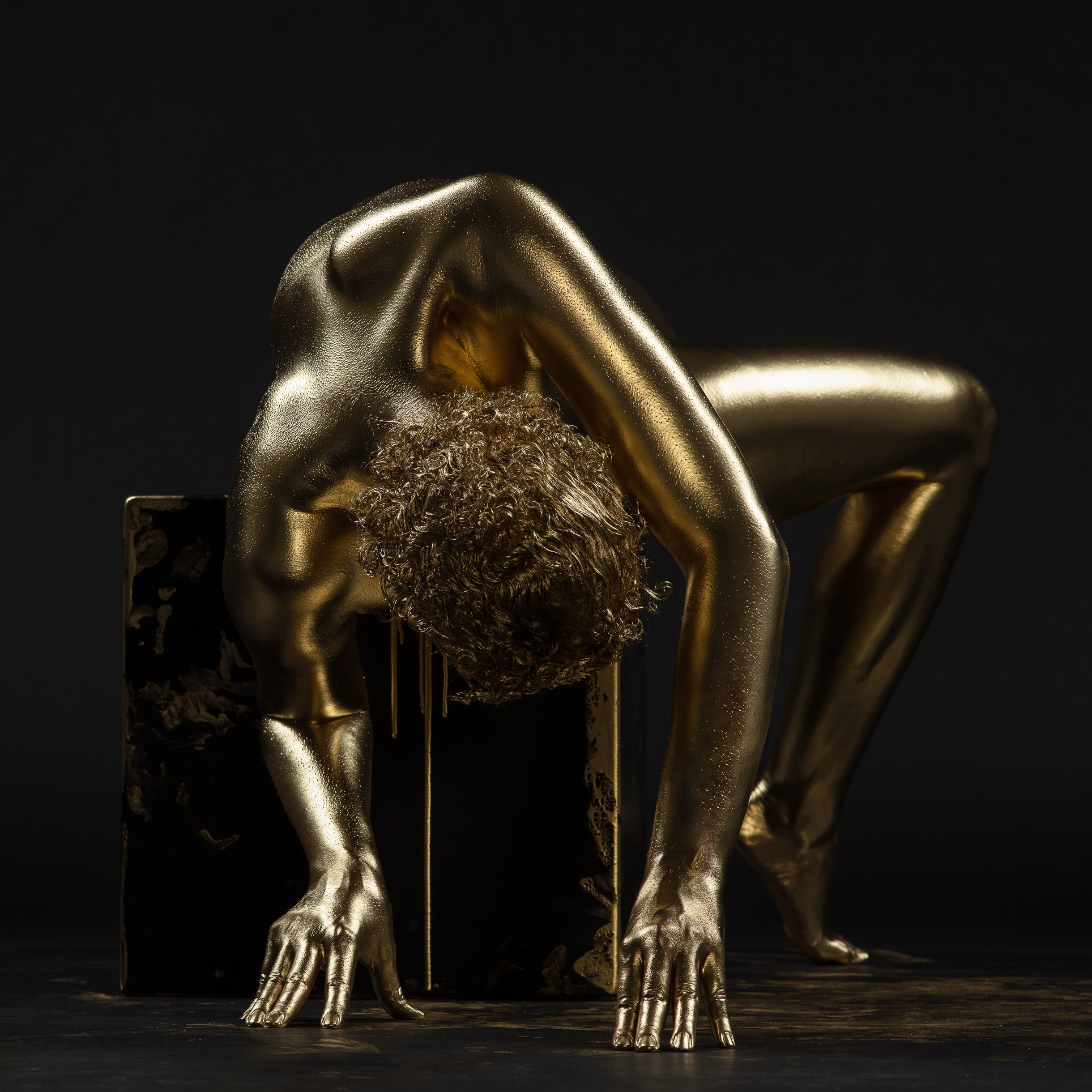 Gold Bodypainting Aktfotografie Hamburg René Lüdke Bruecke Kraftvoll