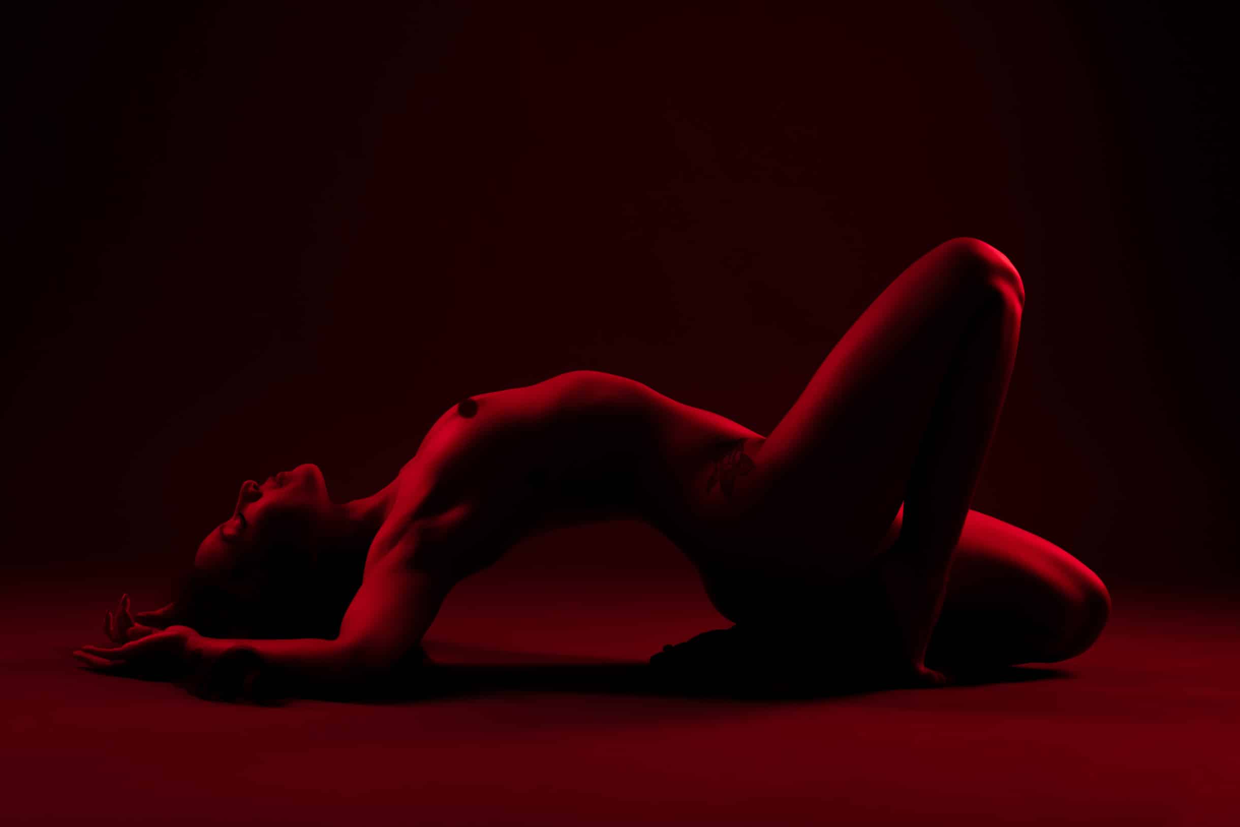 Rotes Bodyscape – künstlerische Aktfotografie René Lüdke Hamburg