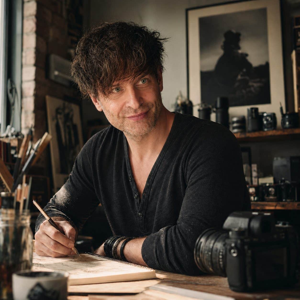 Porträt von René Lüdke, Premium Akt- und Fine Art Fotograf aus Hamburg, in seinem Atelier mit Kameraequipment